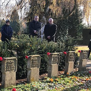 stellv. Bürgermeister Beyrle und Bürgervorsteher Reinke bei den Gräbern der zivilen Bombenopfer