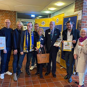 Von Rechts nach links - Bürgervorsteher Hans-Günther Reinke, Marietta Daum (Lions Ehrenmitglied) , Bürgermeister Marc Trampe, Eberhard J. Wirfs , Margit Wirfs, Thomas Müller (hinten), Thomas Piening, Gunna Werner, Söhnke Höft, Per Zacho (alle Lions