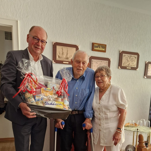 Bürgervorsteher Martin Claussen mit Bernd und Marion Steffens (von links).